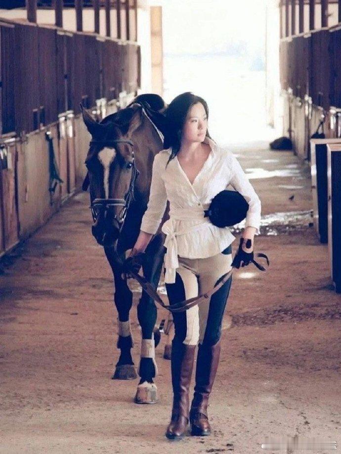 谁懂咏梅旧照里的妈妈感，好像真的在翻妈妈年轻时的相册！ 