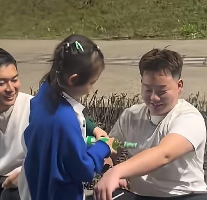 近日四川，五岁小姑娘突发奇想，要去公园当小老师。一对 90 后爸妈十分配合，还喊