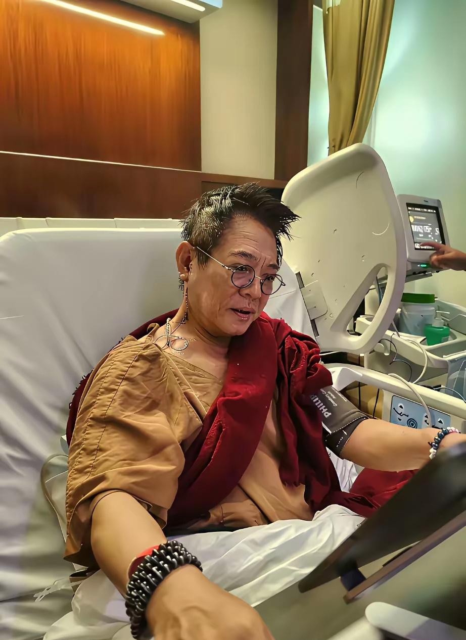 当年“抛弃妻女”的李连杰也走到了这一步，或许这就是他的“报应”吧！

30年前李