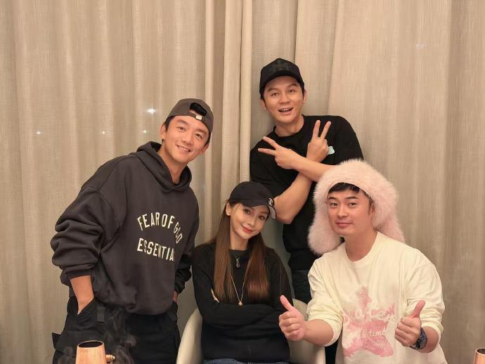 李晨晒初代跑男合影 wow李晨晒出了和郑凯陈赫baby的合影！ 