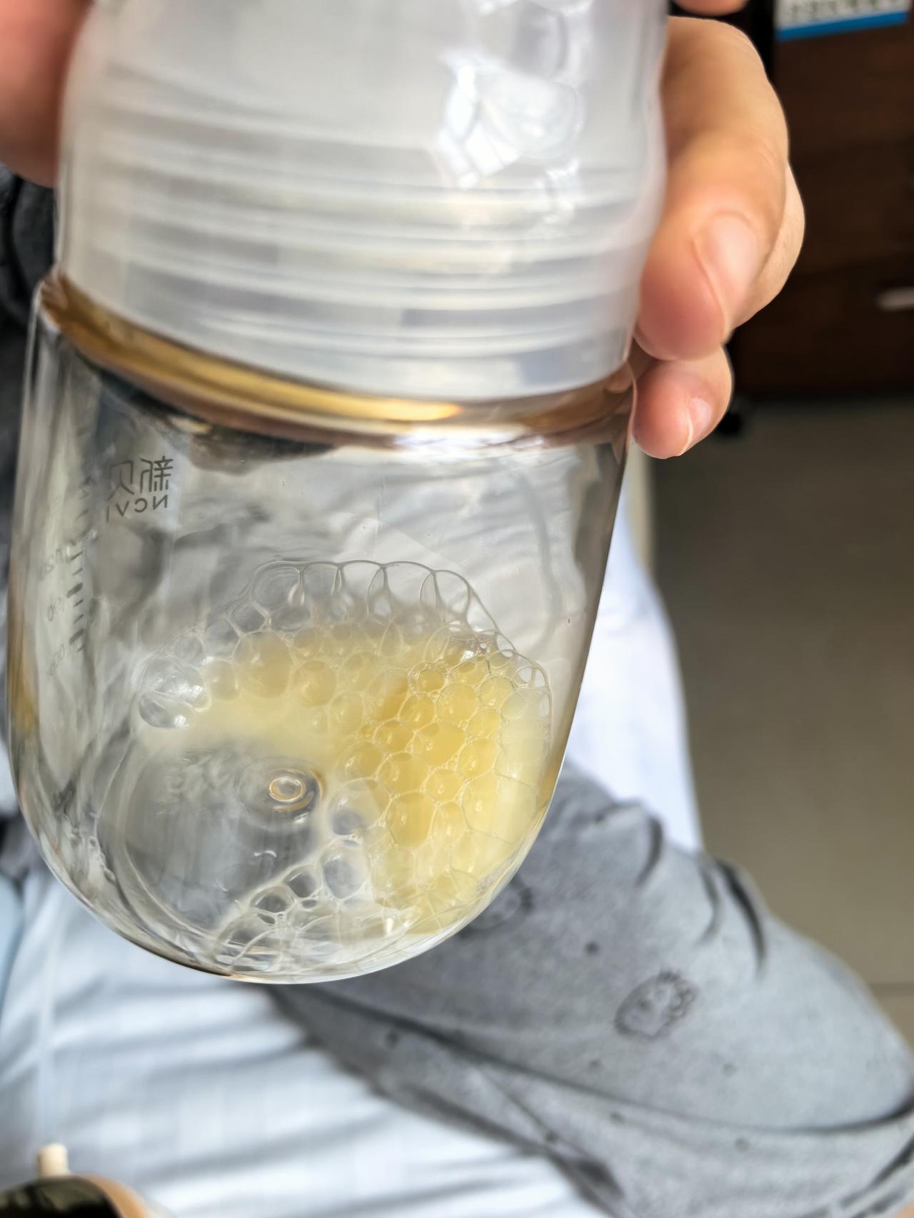 新生儿宝妈送给宝宝的第一份硬核礼物是什么？宝妈的初乳金灿灿的，比黄金更珍贵。
