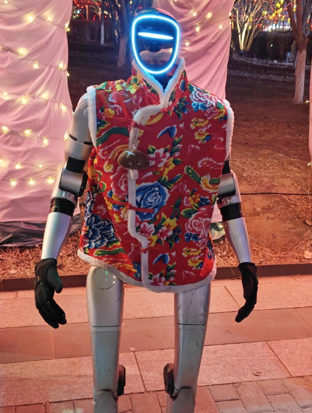 人形机器人就是一个遥控玩具吗？
在景区看到一个人形机器人，
很多人过去跟他打招呼