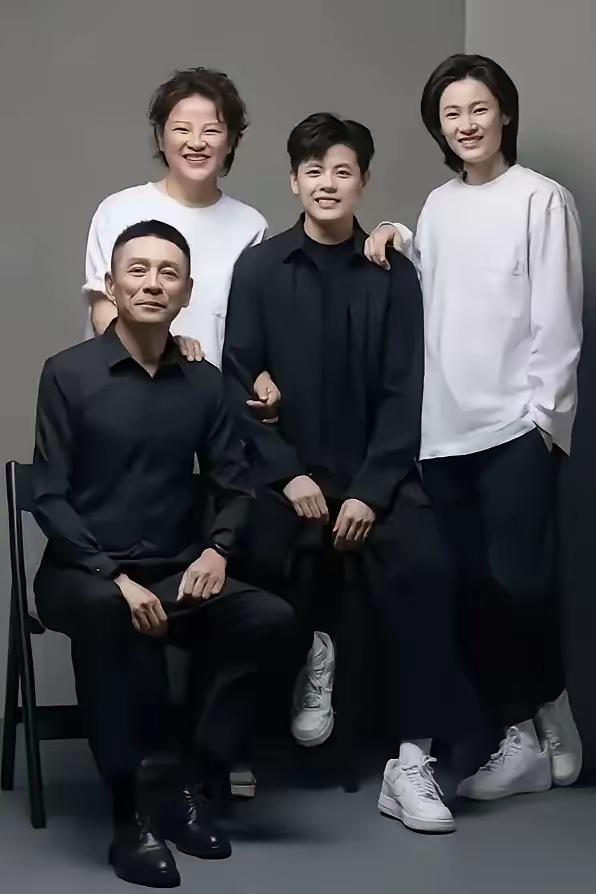 二位中国女篮成员的家庭照