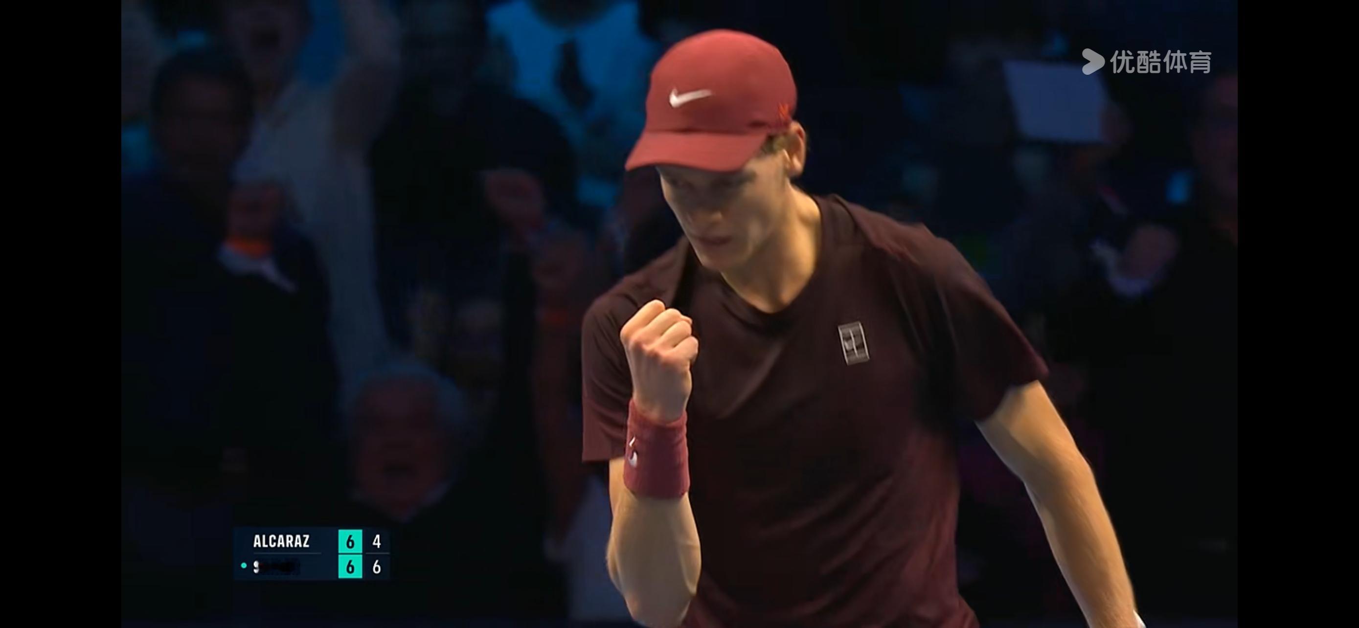 辛纳第一盘抢七7-4拿下，暂时1-0领先阿尔卡拉斯。辛纳在抢七那两个过顶破网球太