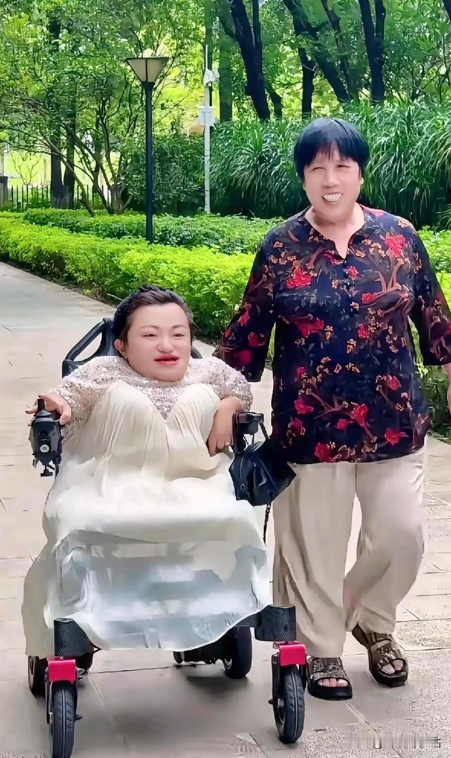 李喜梅的婆婆一大早就推着儿媳出来散步，放松一下心情，呼吸新鲜的空气，婆媳俩边走边