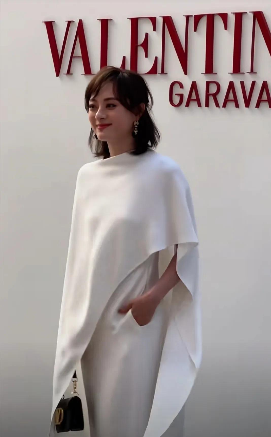 孙俪参加华伦天奴活动，造型的确比之前好很多！至少是对得起观众的！但是这件衣服她穿