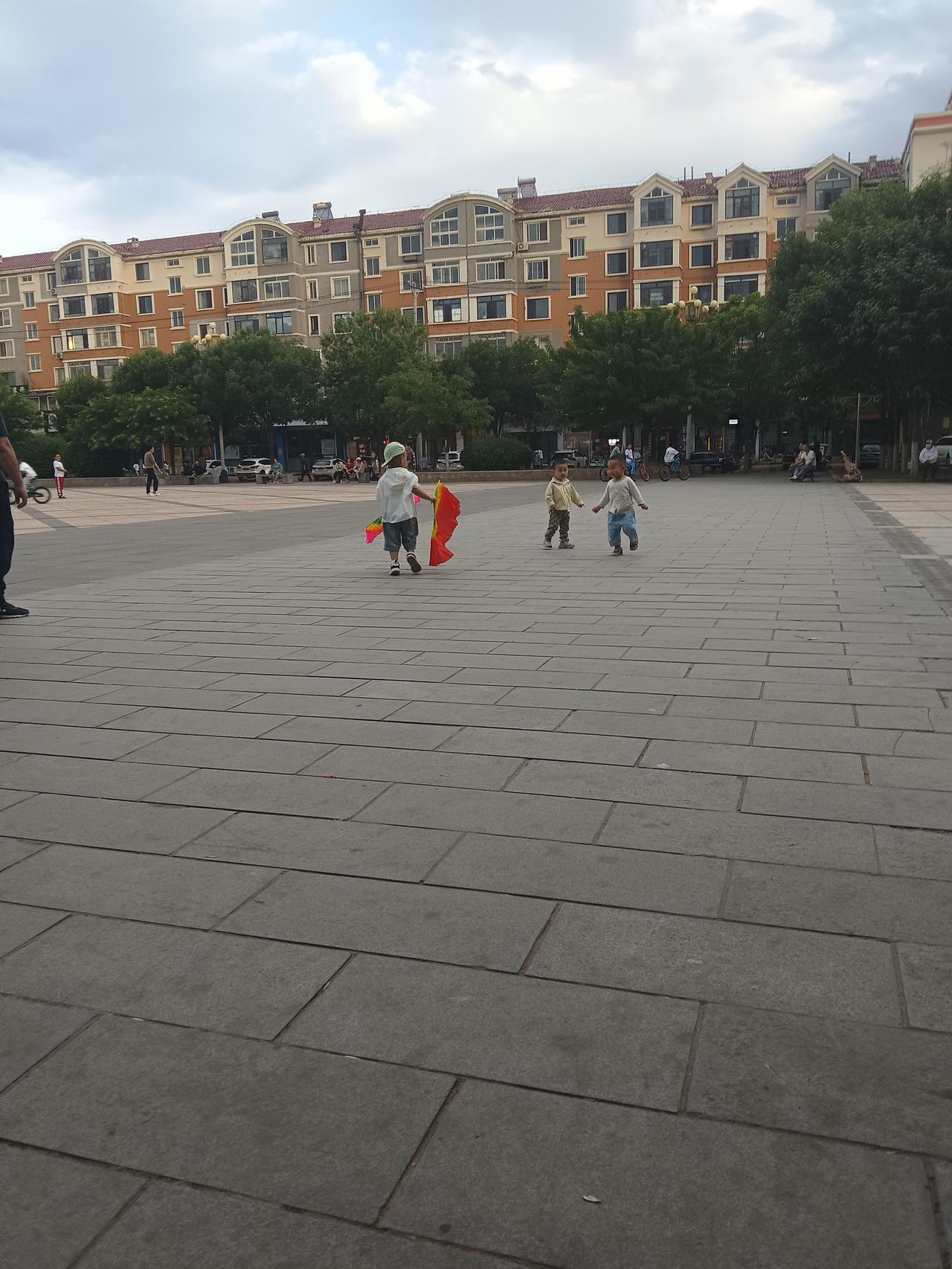 童趣满满，公园里放风筝的快乐时光！🎈🌳👶🏻