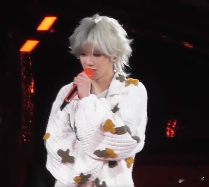 34岁华晨宇开演唱会被录屏，这张在粉丝镜头下毫无美颜修饰的脸蛋，你觉得帅气吗？