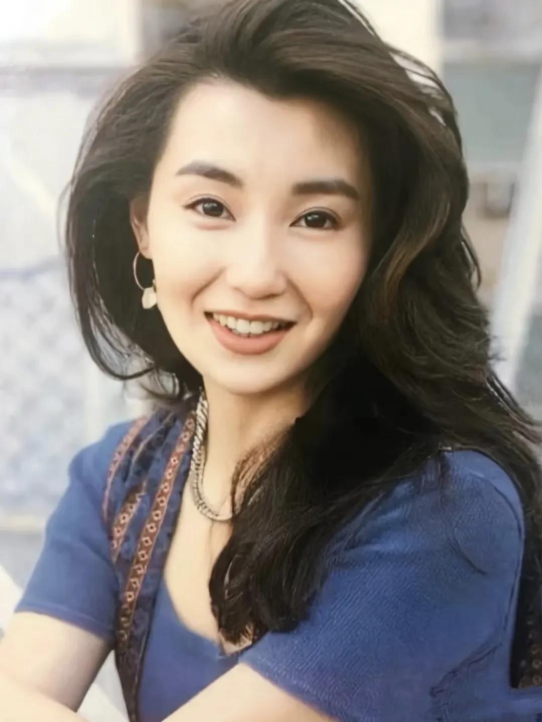 我最爱张曼玉的《花样年华》。在这部电影里，她把一个身处复杂情感中的女人诠释得淋漓