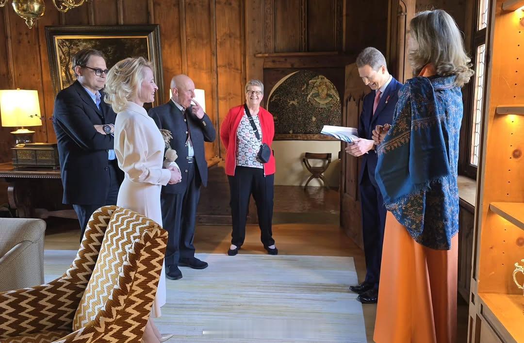 4.27 列支敦士登王储阿洛伊斯和王储妃苏菲出席授勋仪式，白衣女士是前部长奥雷莉