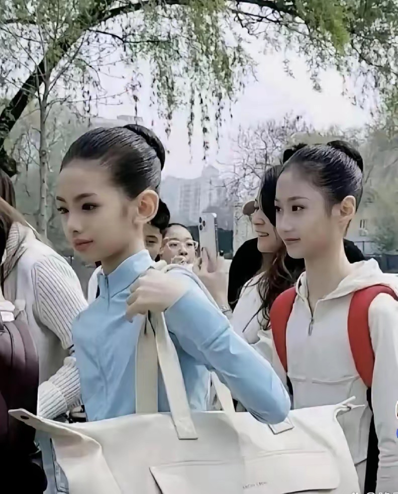 北京舞蹈学院招生现场，不得不说这俩小姑娘身材颜值一流，一看就是跳舞的好苗子 