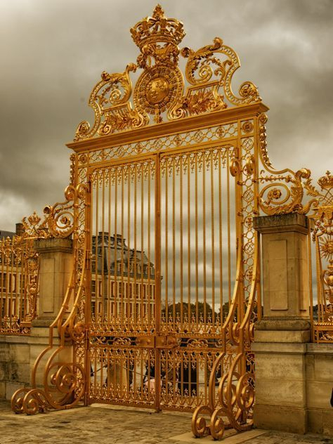 法国凡尔赛宫的金色大门 