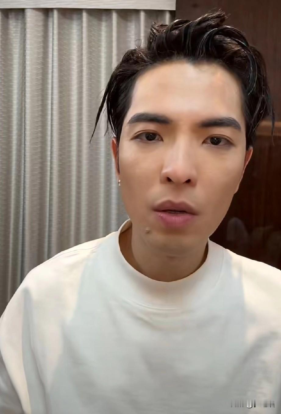 萧敬腾，和向左真是有点像，但是性格不一样！