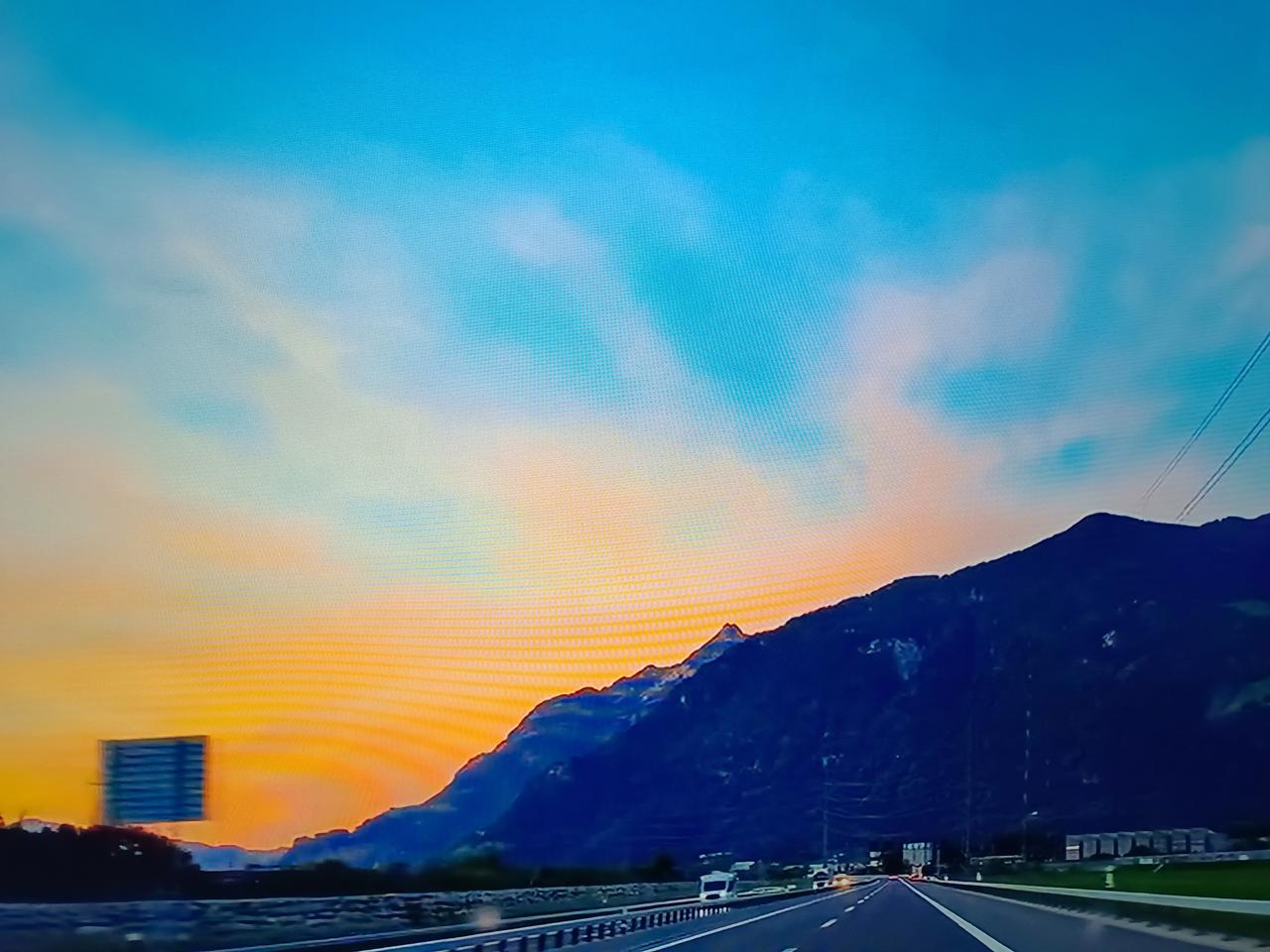 月色黄昏，夕阳之下，放眼望去，夕阳正在卸妆，留下一个暗淡的世界