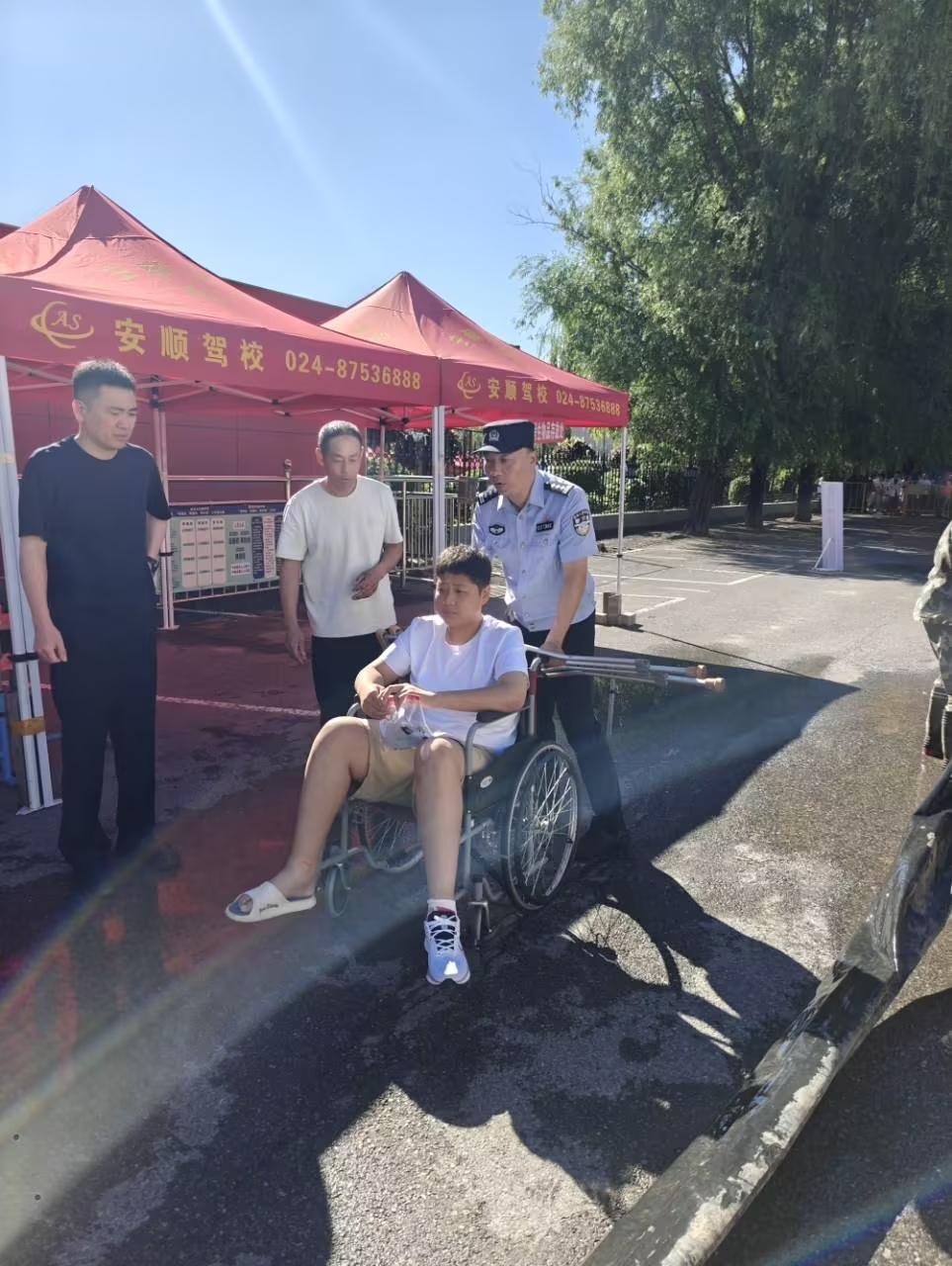 中考首日 藏蓝护考：沈阳新民公安全心守护中考学子
6月21日上午，中考首日。新民