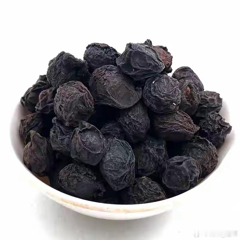 一碗乌梅甜汤，灭掉一身“牛”毒！被牛皮癣缠上的朋友都懂，皮肤反复起红斑、脱鳞屑，