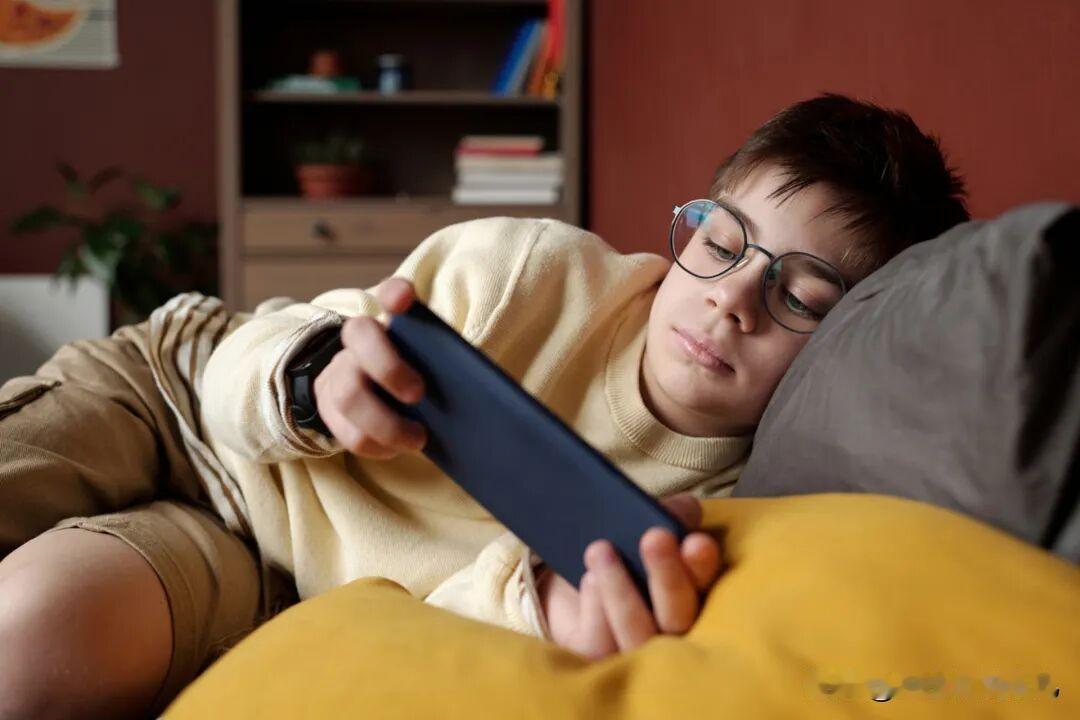 抽动症的人数逐年飙升！儿科医生劝大家：宁愿整天闲着，也别做这3件伤害孩子大脑的傻