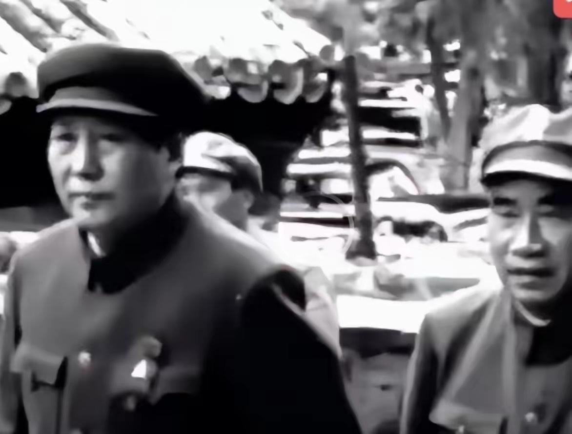 毛主席这番话，穿越岁月依旧振聋发聩，每读一遍都让人满心敬畏。他坦言老百姓可以批评