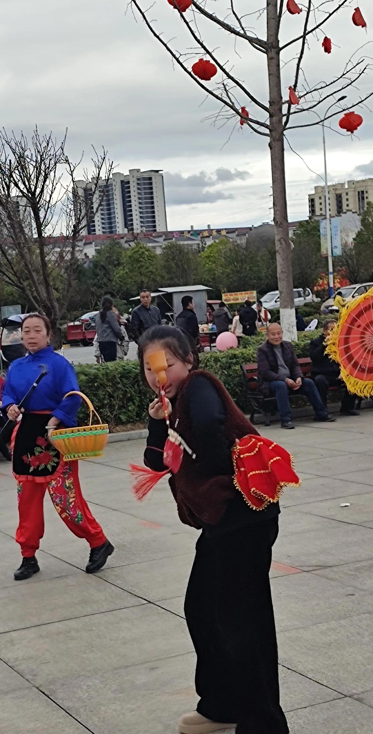 2026年春节刚过，农村社火现场最暖心的一幕来了：一家三代人齐刷刷站上表演队伍，