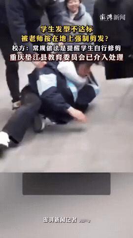 重庆垫江，一学生因违反校规，不愿剪头发，老师便直接将学生按在地上，强制进行剪发。