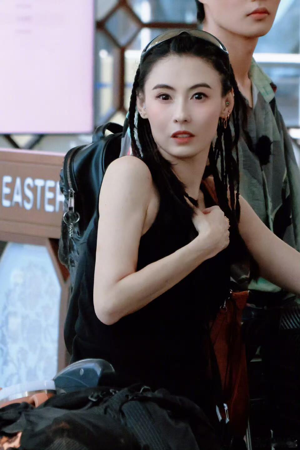 张柏芝 高能量人 张柏芝简直是《一路繁花》里的“能量核弹”！自己扛行李不喊累，当