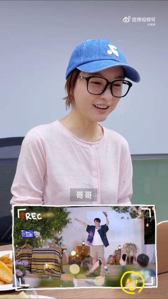 吴昕惊讶维嘉以前是个窄脸 吴昕看到年轻维嘉的瞬间，表情管理完全失效。窄脸嘉哥是时