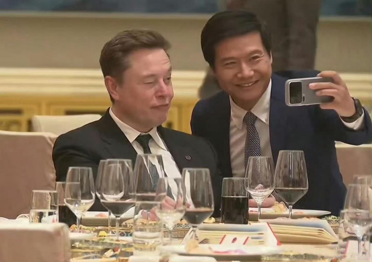 今天的晚宴很热闹，不仅特朗普致辞下了真功夫，甚至还破例喝起酒，显然本次外交活动非