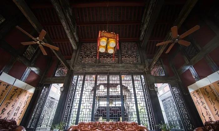 一次，赵健臣随汤百万闲走，刚要叫黄包车，被拦住，汤说：“这样好的柏油马路不走太可