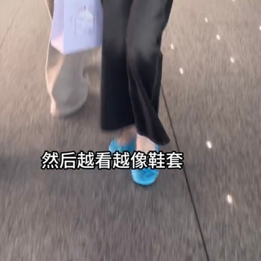女神你要不要看看你穿的什么鞋子！！！还以为娜扎穿了个鞋套走机场 ​​​