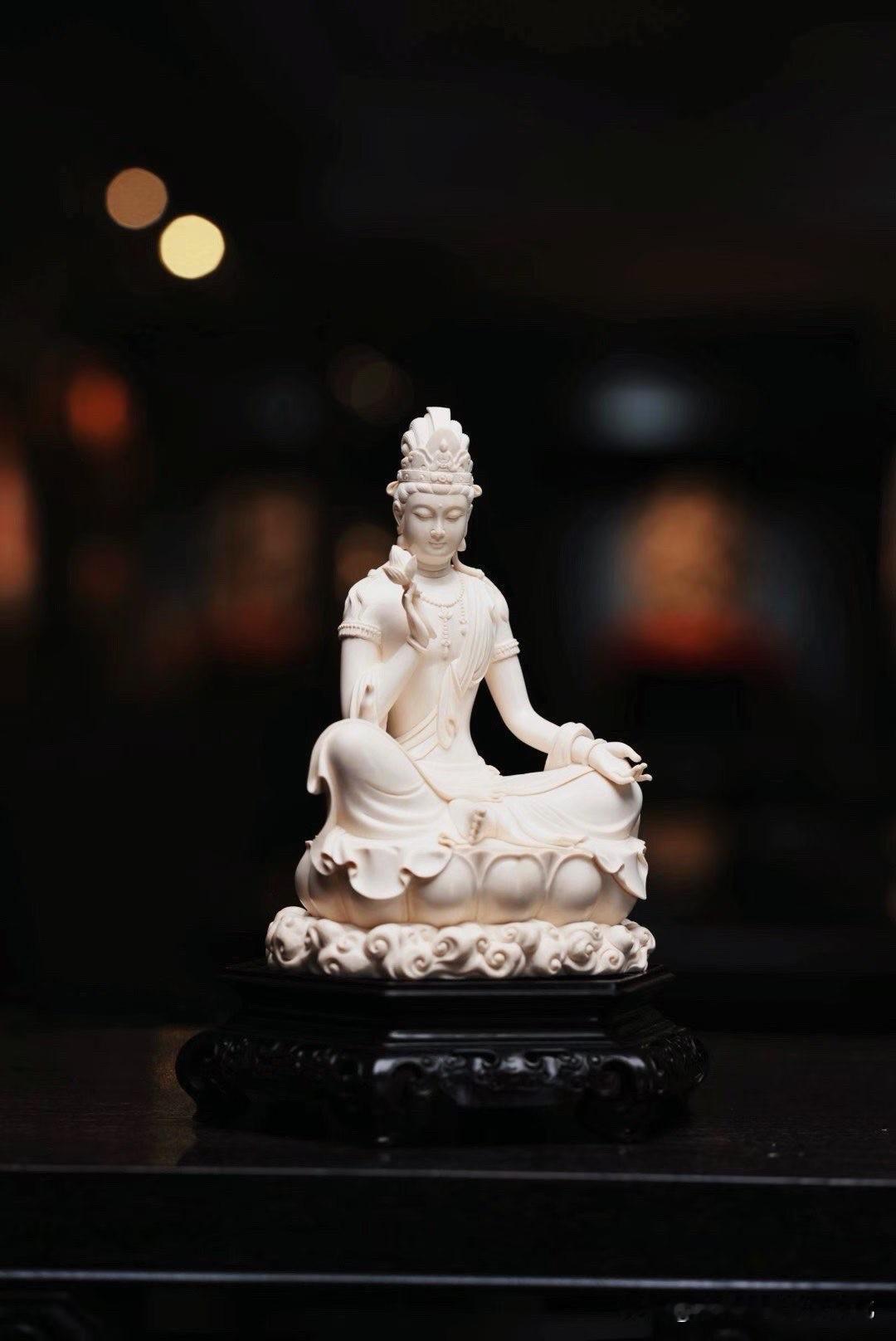 目光微垂，长眉舒展，手持一枝红莲，整尊观音透着温柔娴雅的气息。

猛犸材质温润细