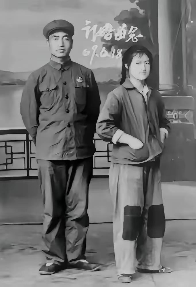 1969年6月18日，一对青年男女来到照相馆，拍下了这张订婚照。未婚夫长相帅气，