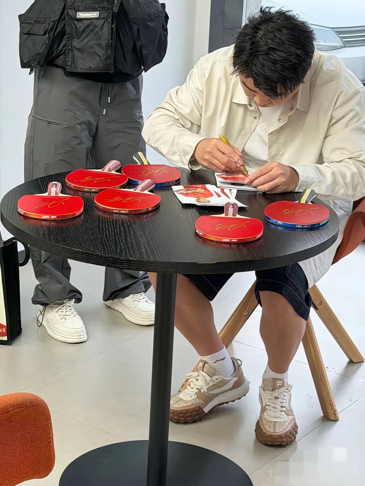 世乒赛夺冠后，王皓回国提新车，这才是功臣该有的模样

王皓指导回国第一件事就是和
