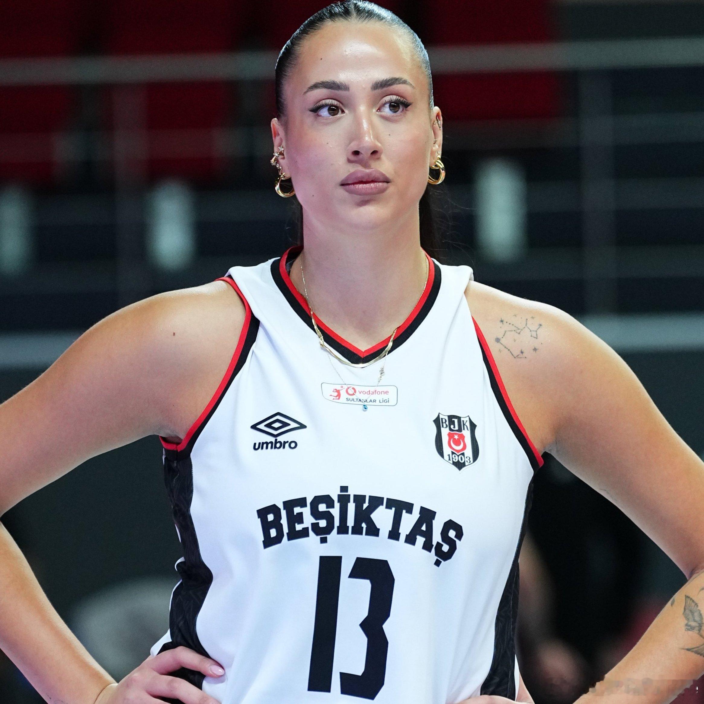 🎙️ 你最喜欢你这个位置上的哪些球员？⚡️泽伊内普·苏德·德米雷尔：我会说是米