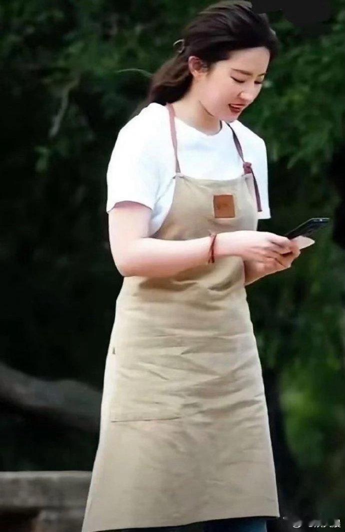 就算卸下天仙滤镜，刘亦菲的颜值和气质依旧能打，骨相和仪态摆在那，依旧是独一无二的