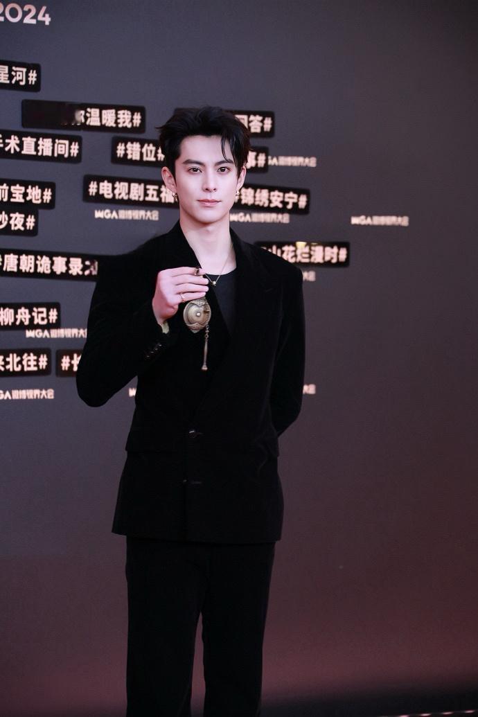 王鹤棣今日红毯生图来啦  太少了 ​​​#王鹤棣黑丝绒西装# ​​​