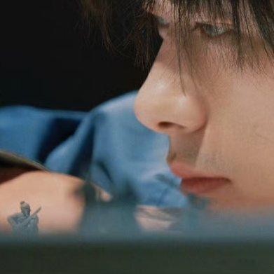 华为pura90系列全球代言人易烊千玺 易烊千玺电影蛮荒禁地🦋抬起头面向阳光，
