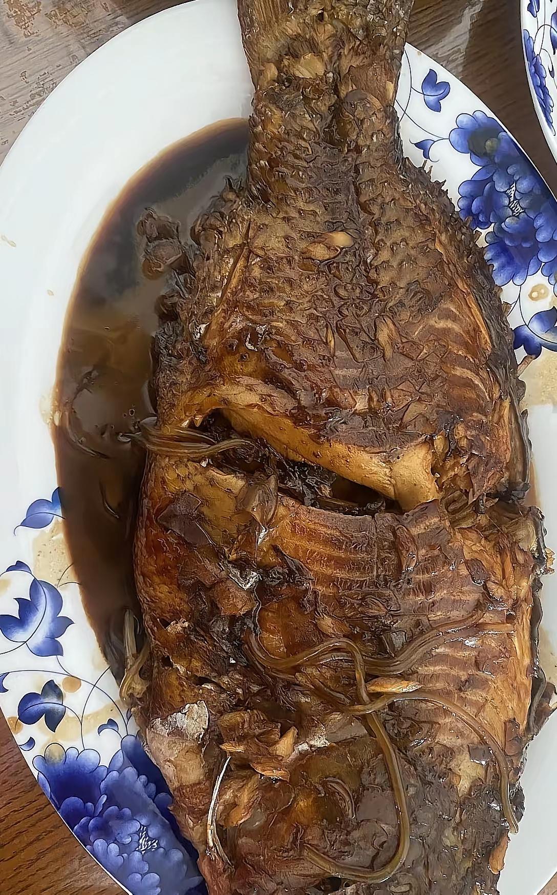 老婆要吃鱼，我费了好大劲才烧好，朋友们认为我手艺如何？[捂脸]