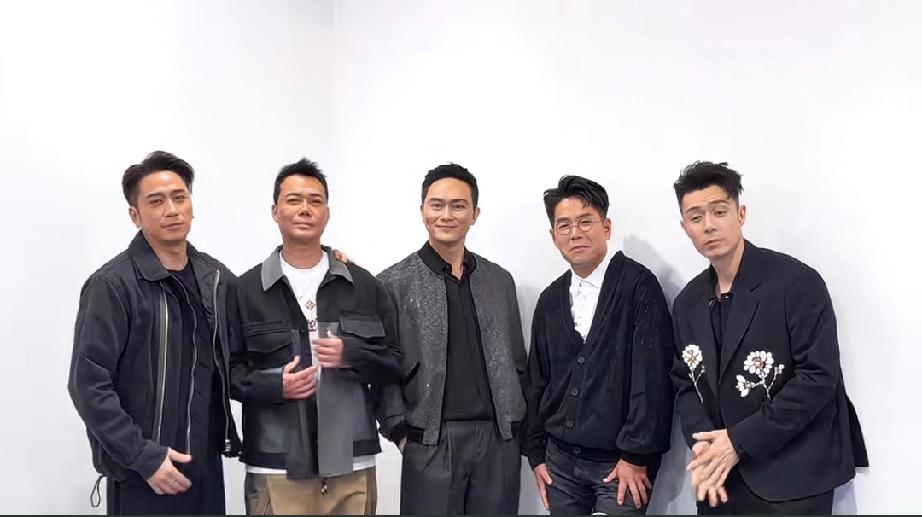 张智霖谢天华这群大湾仔在一起好搞笑

陈小春突然跳出来，被其他人赶走重新拍。
这