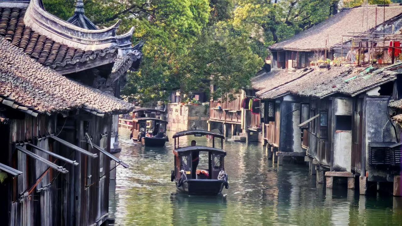2. 一叶扁舟，载着满河春色。枕水而居的老屋，藏着千年的烟火，原来人间最美的诗意