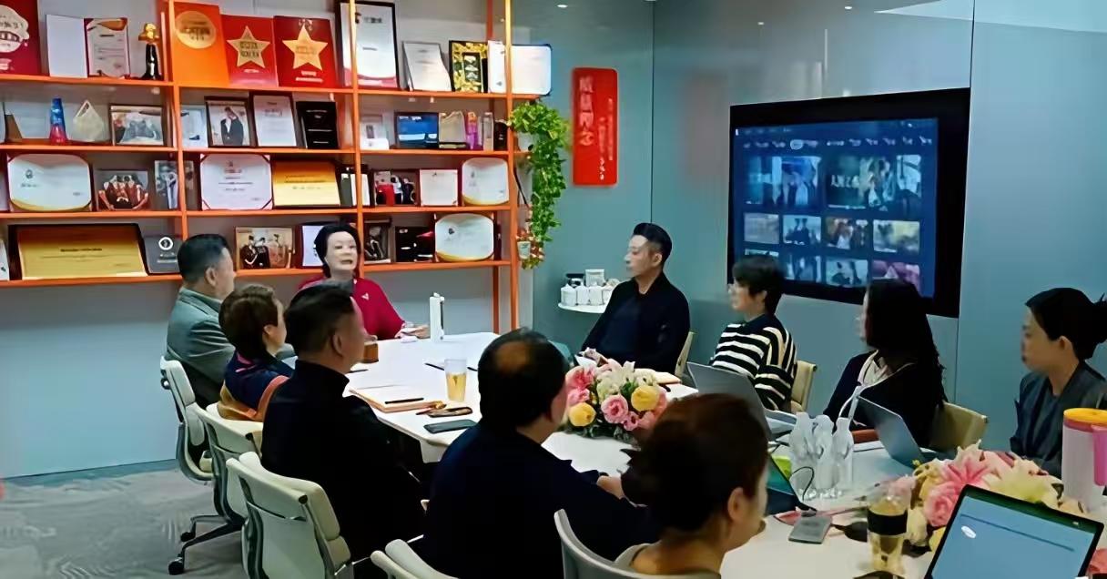 麻六记姓汪还是姓张，他爸爸让他成为孤儿，不是都出生一个月了，没有回家看过他。一直