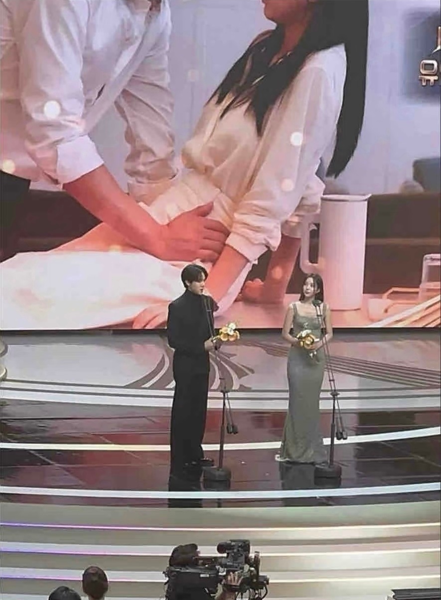 这获奖背景也太会选了是“你脱还是我脱”那个画面哈哈哈哈哈哈斯哈了❤️🔥  