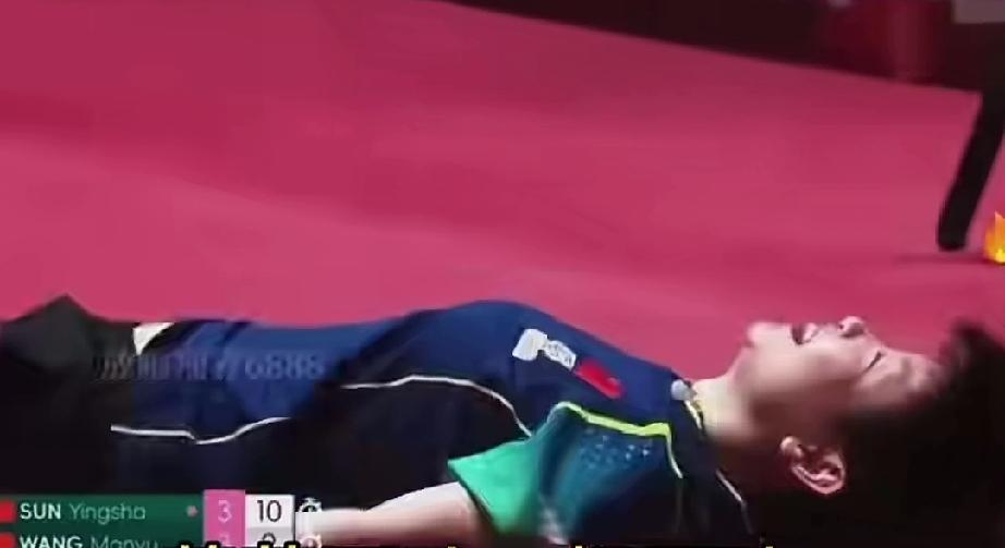 很多人是从这入坑的。24年澳门世界杯。
大头后台看莎莎比赛，王皓调整了身体也坐直