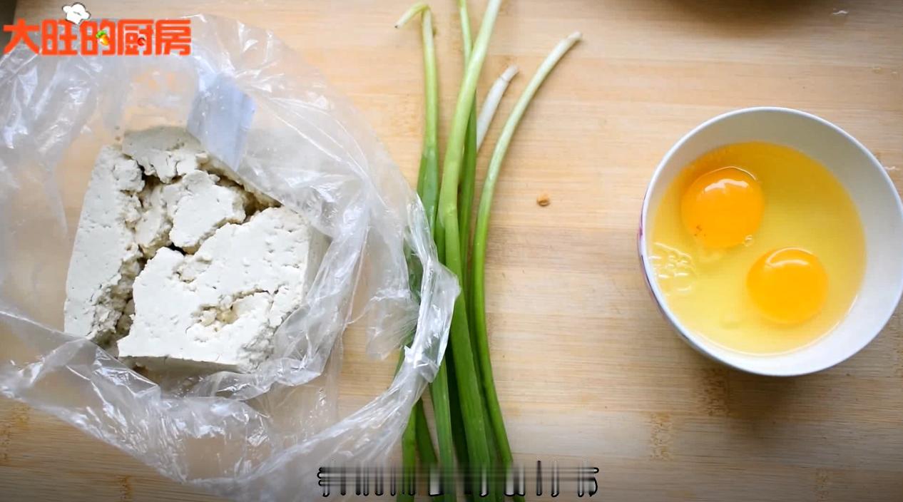 豆腐碎了怎么办？教你一个好吃的做法，简单又美味！点击左上角我的头像，可以看到详细