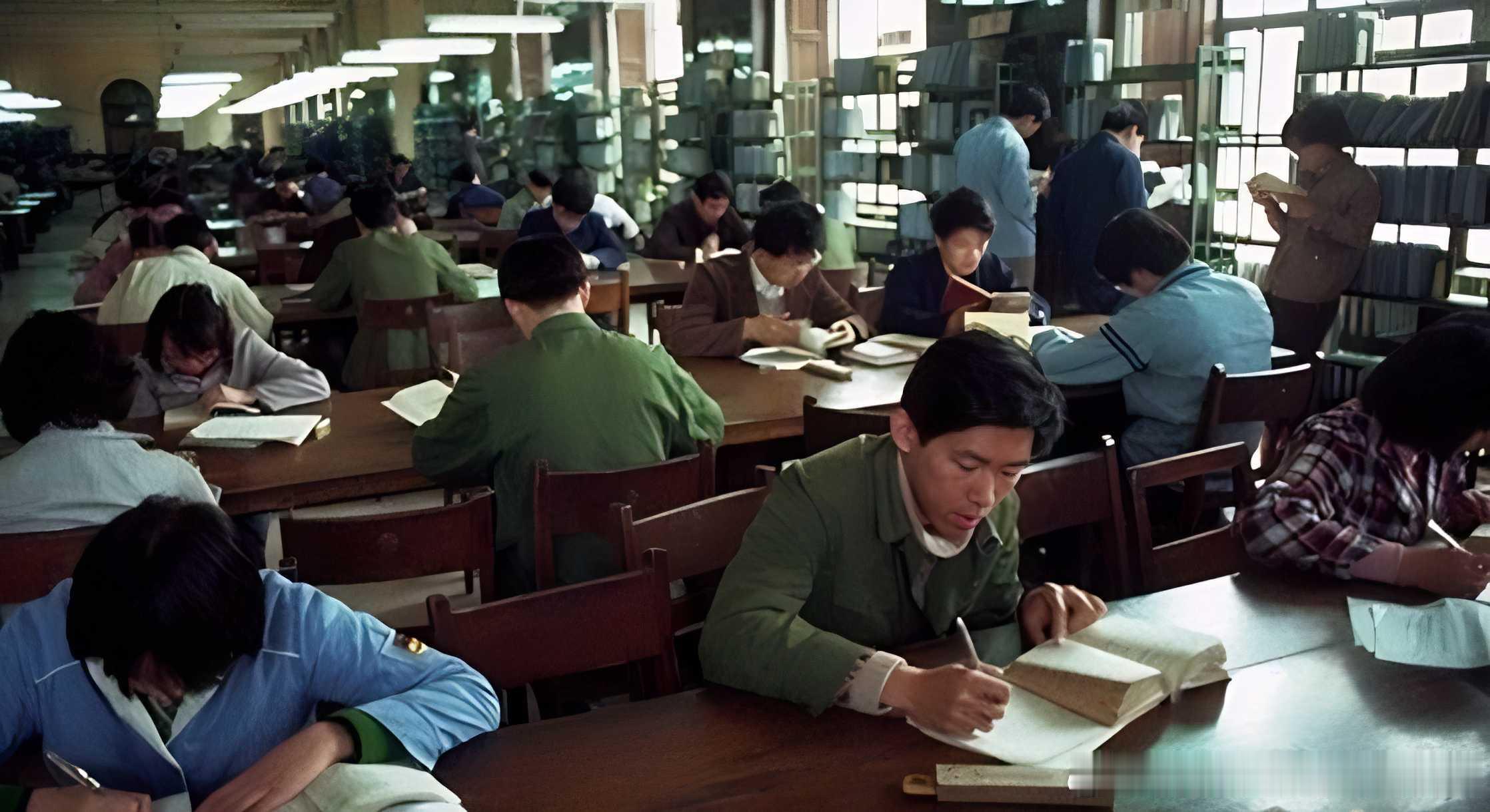 八十年代 在图书馆学习的学生们老照片