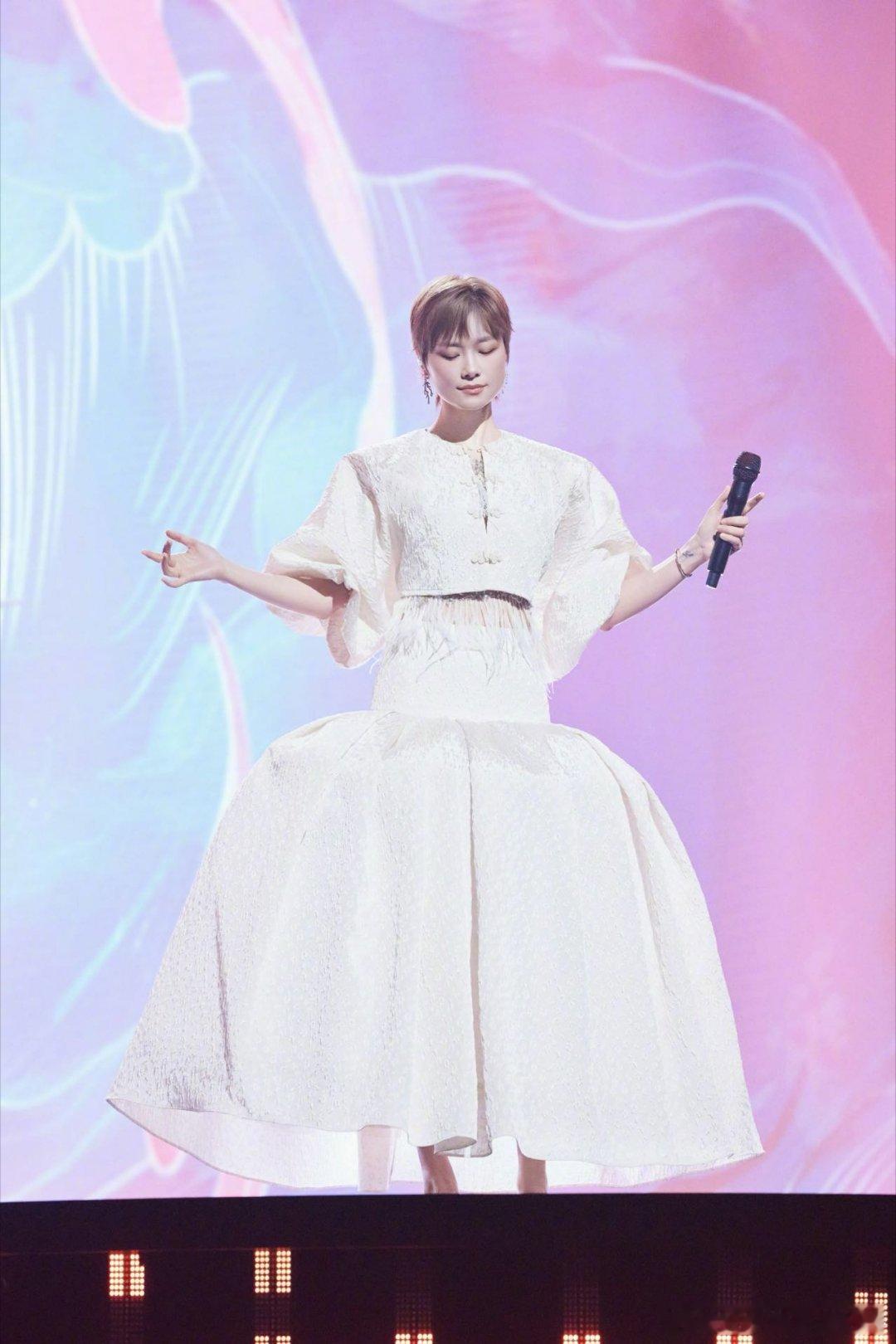 李宇春演了一把哪吒 全新编排的曲目格外动听，舞台特效氛围感十足，简短台词点睛，瞬