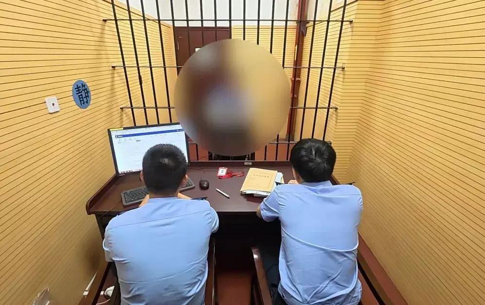 这小偷真是“戏精”上身啊！7月13日，江苏苏州吴江区一小区，有个男子趁房主外出，