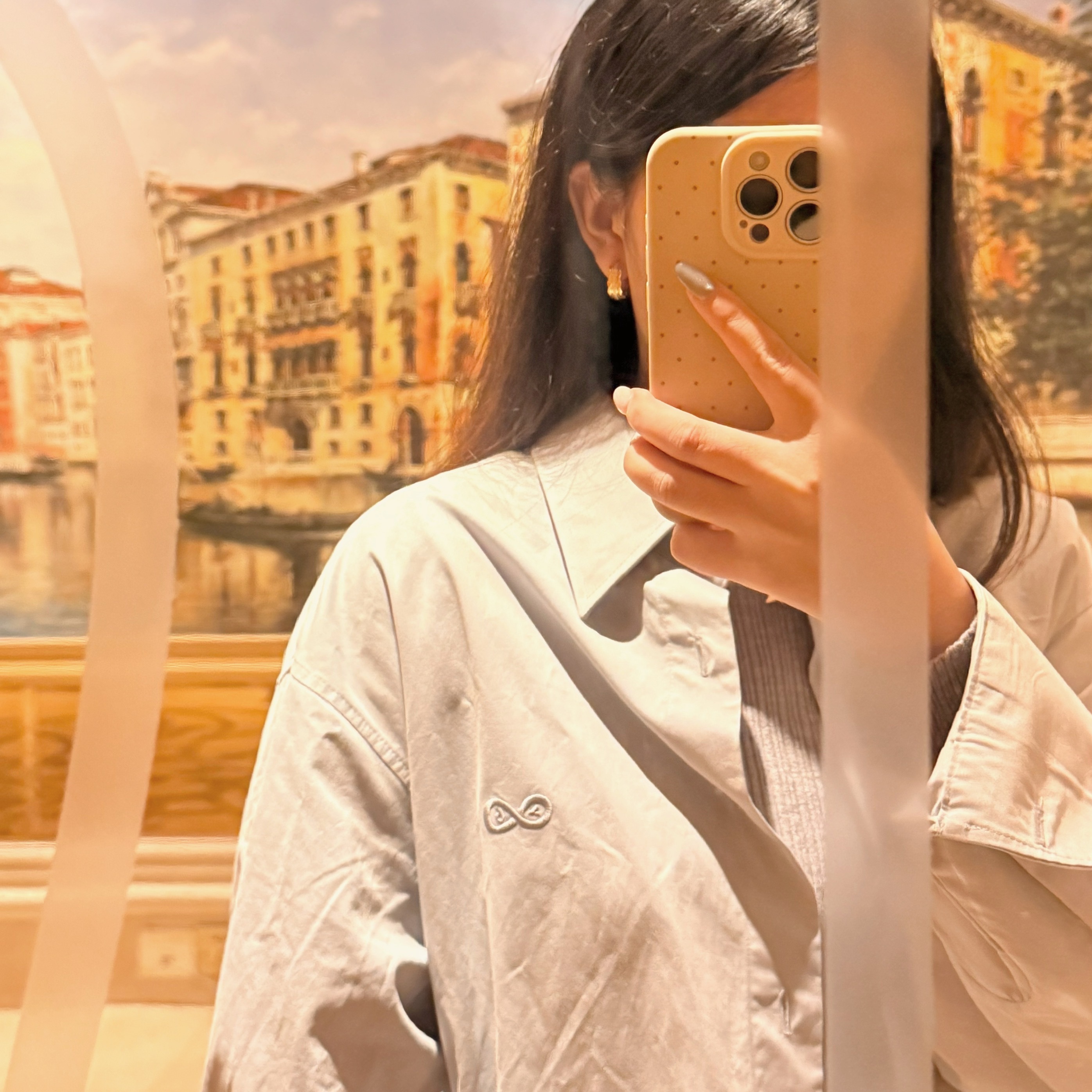 降温了刚好穿昊朋友[老师爱你]今日look👔：衬衫：耳环：（灯光很黄，色差有点
