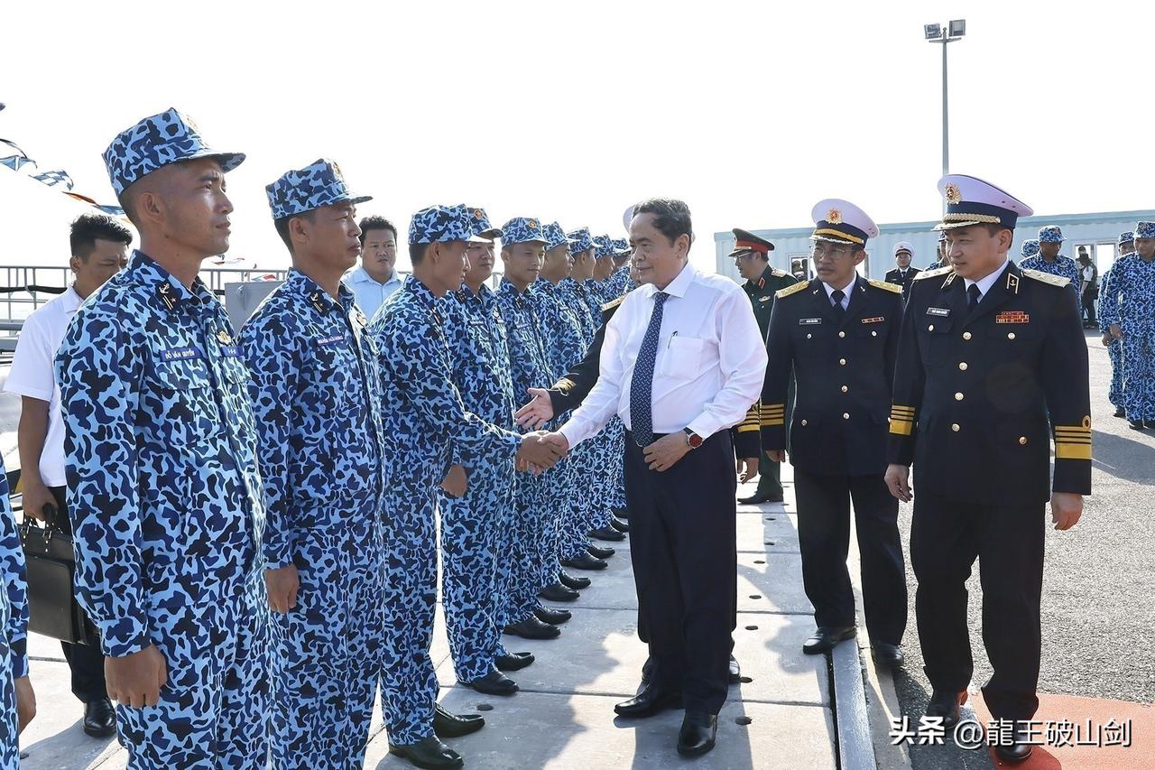 越南潜艇部队。越南国会主席陈青敏视察驻金兰湾的潜艇部队189旅，并参观183艇“
