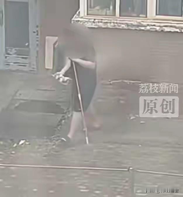 女同学的衣衫，一不能穿，二不值钱，男生要它干啥？
2026年5月12日晚，有网友