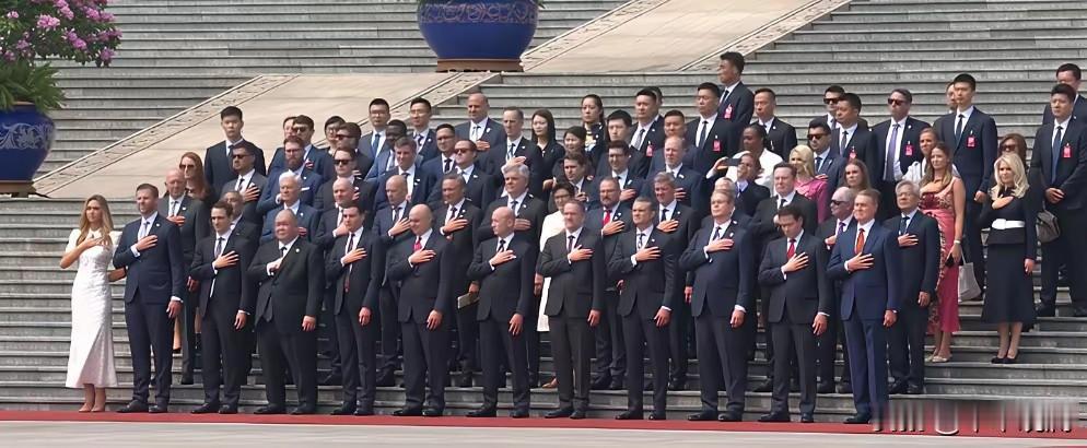 美国人的礼貌是给有实力的国家准备的。
实力=尊严
泽连斯基的发布会在马路边。
伊